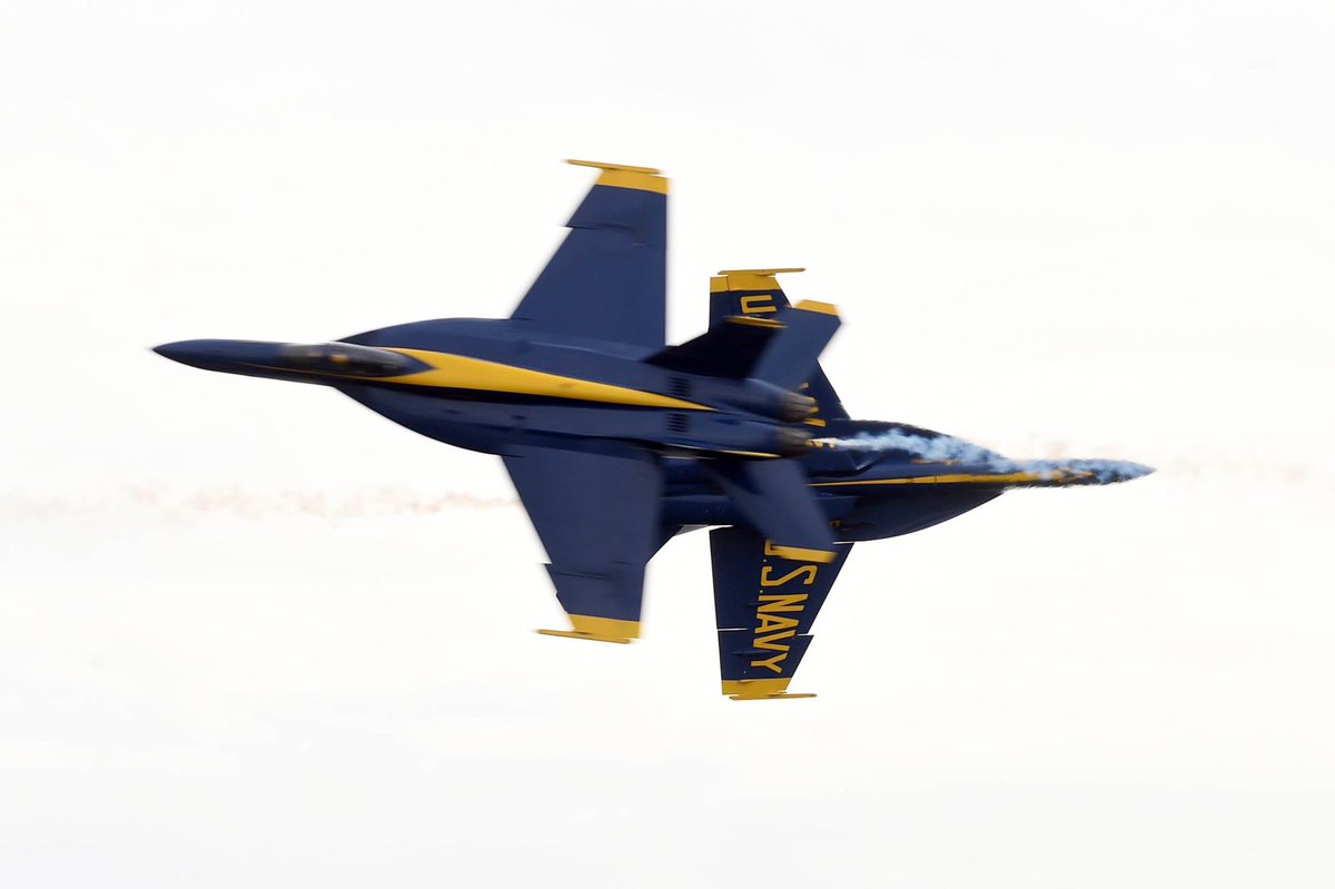 DevonRNWFDN's tweet photo. #BlueAngels wow the crowd at Pensacola Beach Friday during homecoming air show @pnj https://t.co/p8pPGKL7Nh