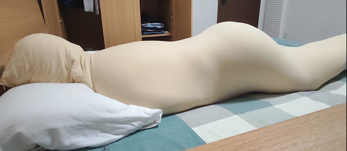 seecretye's tweet photo. 记录最狠的一次，四层全包衣打底，四层全包紧身袜+9层双人丝袜睡袋，在里面一层层往上捋好累啊，最后双手在里面套上四层短丝袜，用那种只紧不松的轧带交叉两只手扎紧。本来穿好尿布准备包一晚上了，实在坚持不住差点就gg，幸好轧带挣断了。一个人玩真是有点后怕.....#全包 #丝袜全包 #窒息 #丝袜木乃伊 https://t.co/ck60UBRVTZ