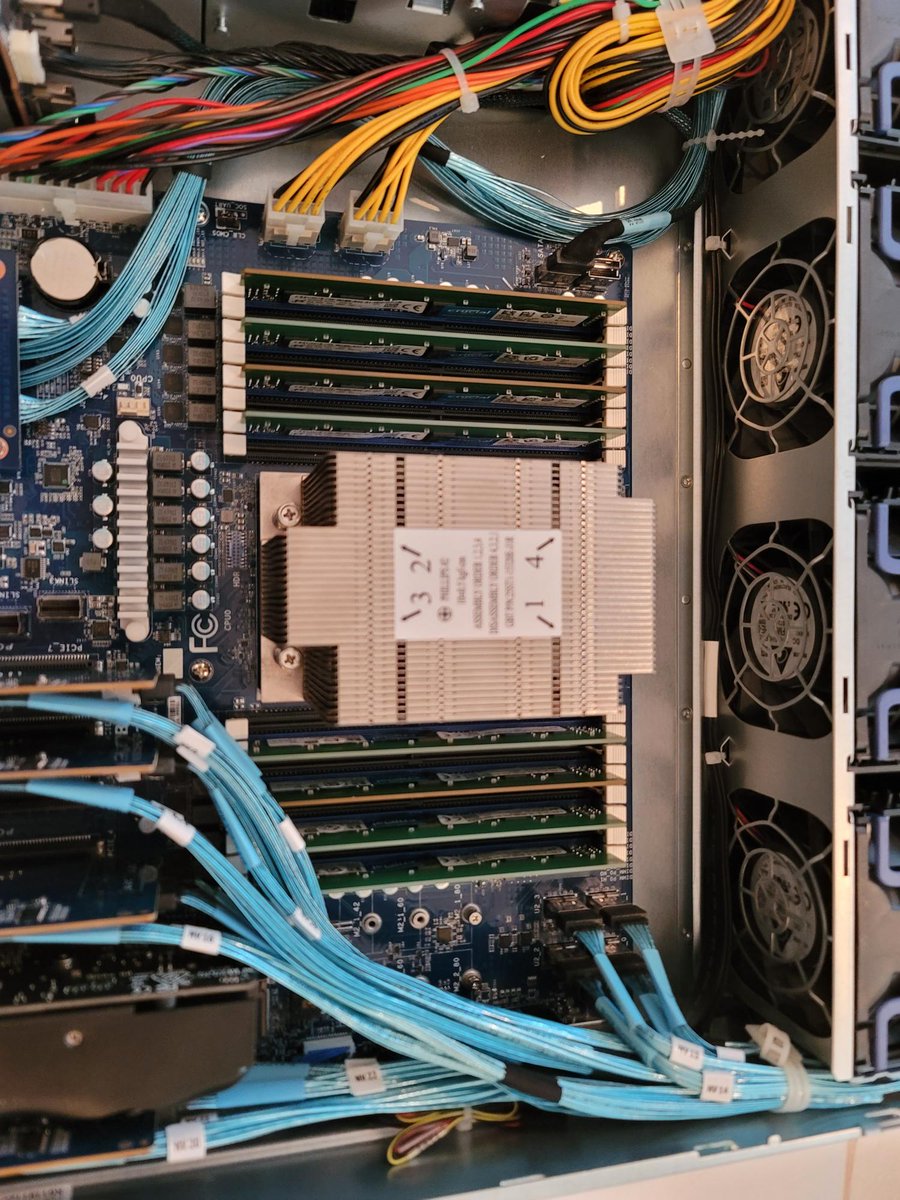 Linus Tech Tips tweet media