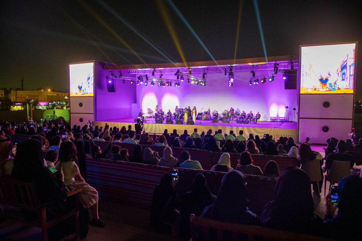 واضح كل الحضور حافظين أغانيه .. من غناهم معاه في #قرية_زمان ❤️✨
وحماسهم مع الفنان الكبير طارق العربي طرقان <a href="/TarekTourgane/">طارق العربي طرقان</a> كان في قمة الروعة! 😍
 
الأيام الجاية تنتظرك .. احجز تذكرتك 🙏
tickets.riyadhseason.sa/ar/d/806/qaria…
#موسم_الرياض