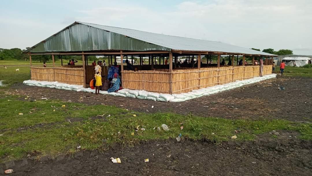 HopeRestoratio3's tweet photo. #HRSS in Partnership with @UNHCRSouthSudan, successfully completed the construction of #Women_Market_Center and #Forty_Shelters for #Persons_with_Specific_Needs in Mayendit County - #Unity_State. https://t.co/bqlSLgfXLD
