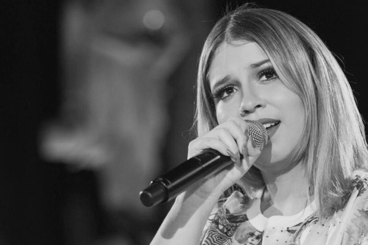 Uma pausa nos posts sobre a banda pois sentimos a necessidade de homenagear uma grande artista que perdemos hoje de forma tão trágica e repentina. 
Nossos pêsames aos amigos, família e fãs de Marília Mendonça.
