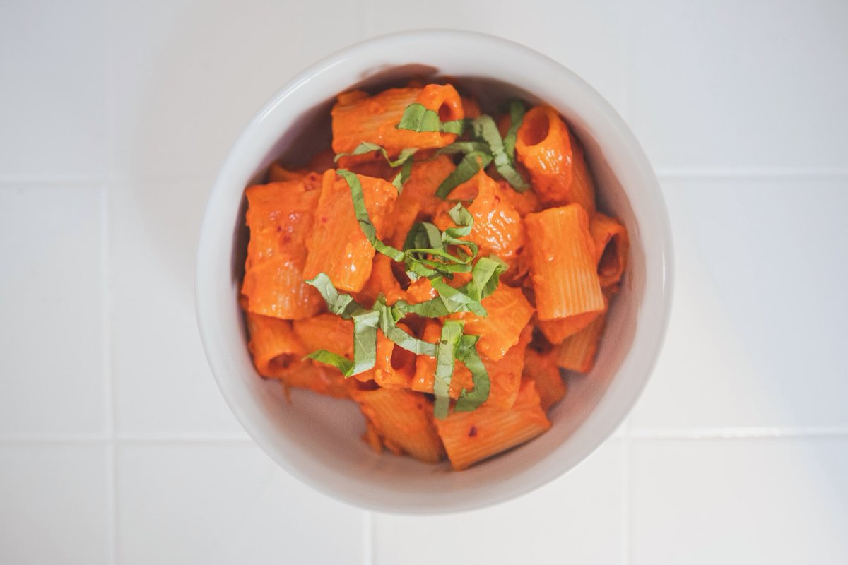 Friday night plans: glass of red wine, movie and of course Spicy Rigatoni 🍝 New recipe is live via baelamae.com        

Who wants a bite?!