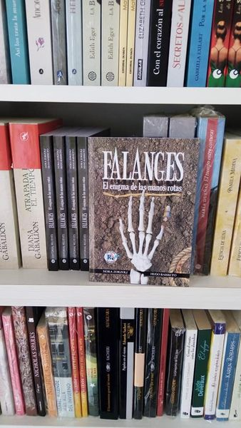 norayhugolibros's tweet photo. Ahora pueden encontrar #Falanges: el enigma de las manos rotas" la segunda #novela 📚 de la #saga de El Prisma en #Magenta Libros de Bv. Schroeder 1229 de Villa Elisa... Gracias a María Estela  ✨🎇🔊‼️ https://t.co/z0Gk7LOMyV⬅️ https://t.co/0Ar7YD7Z6y