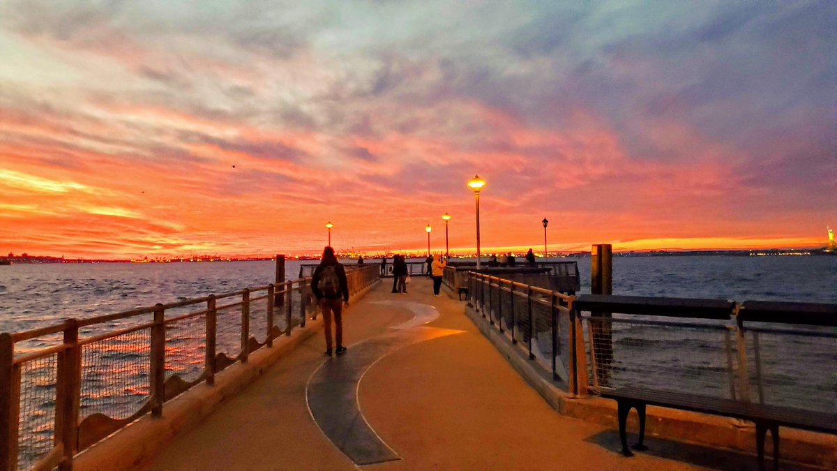 NYCParks's tweet photo. Sunsets will glow earlier starting this Sunday as #DaylightSavingTime comes to an end. Enjoy an extra hour of sleep and this view from Valentino Pier in Brooklyn! https://t.co/NHHAt9xh48