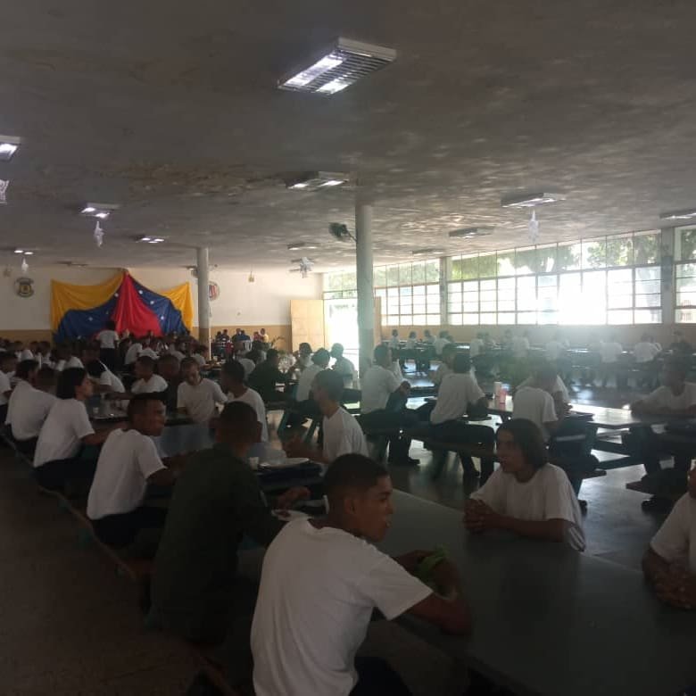 amb_Efotrop's tweet photo. #05NOV|||📌Entérate
.
En presencia del Cddno. Director de @educacion_amb se dió inicio a la Navidad en nuestra Escuela de Formación de Tropas Profesionales, en medio de un gran almuerzo navideño dirigido a toda la gran familia EFOTROP
@BAEL_AMB @DRES_AMB @BAPAEZ_AMB @REDICentral_ https://t.co/tqfHMLaRO5