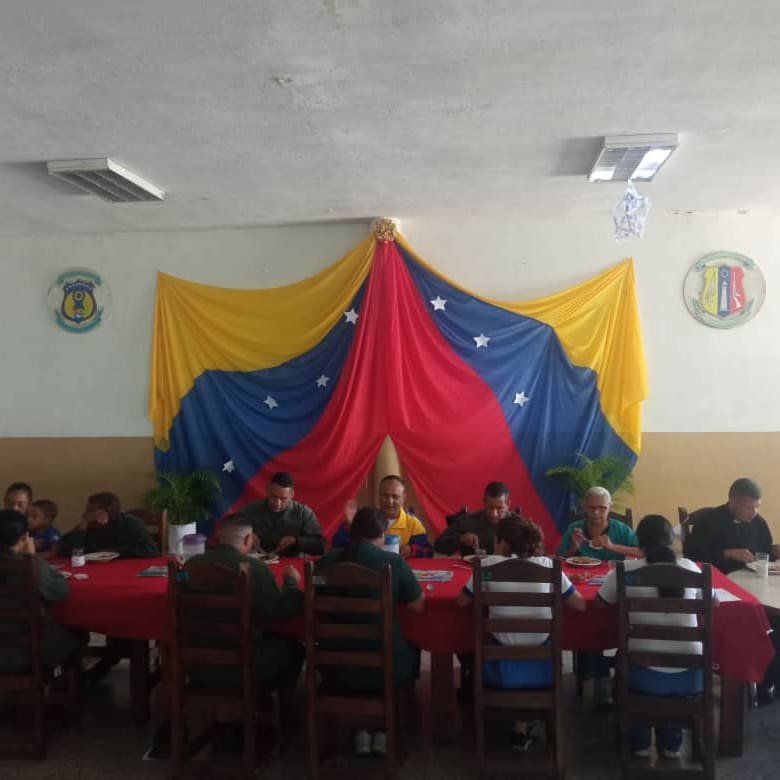 amb_Efotrop's tweet photo. #05NOV|||📌Entérate
.
En presencia del Cddno. Director de @educacion_amb se dió inicio a la Navidad en nuestra Escuela de Formación de Tropas Profesionales, en medio de un gran almuerzo navideño dirigido a toda la gran familia EFOTROP
@BAEL_AMB @DRES_AMB @BAPAEZ_AMB @REDICentral_ https://t.co/tqfHMLaRO5