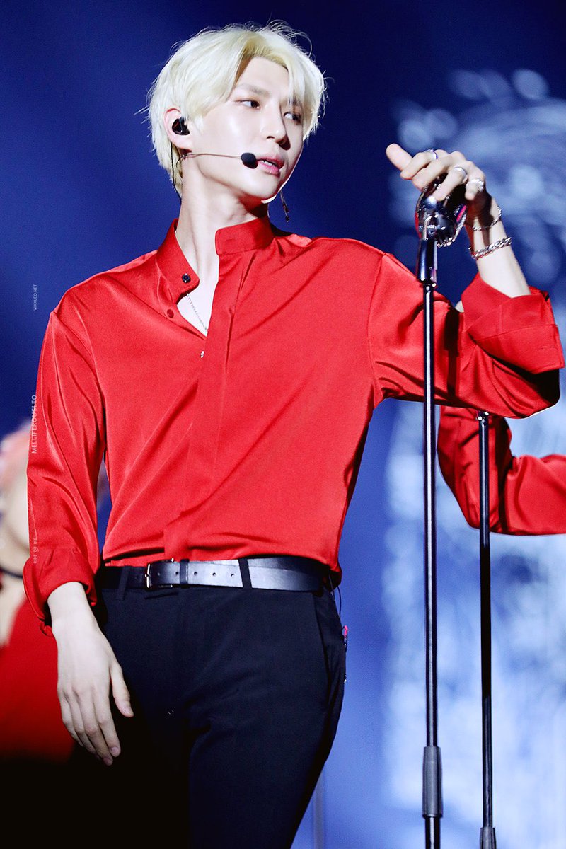 xiuexquisite's tweet photo. no cause leo vixx is REALLY hot though and 6 ft tall too damn minseok 

#xiumin https://t.co/M43mumFC81