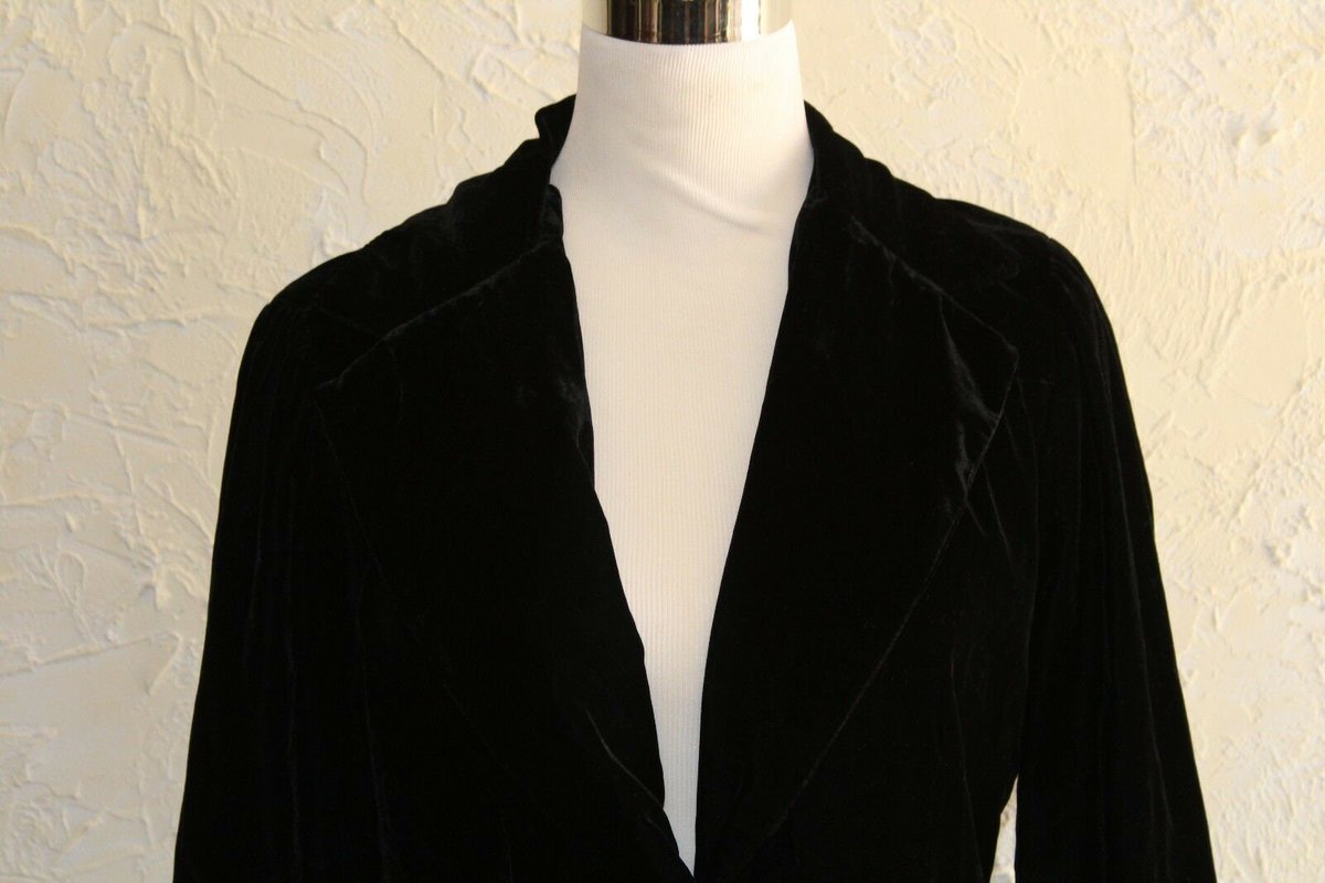 Wisdom_Lane's tweet image. Collectible STUDIO Y Ladies Black Velour Long Sleeve Jacket Or Coat With Button Front Size Large tuppu.net/48304ae8 #WisdomLane #Etsy #ButtonFront