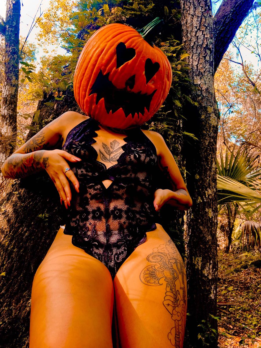 Frenchassnamee_'s tweet photo. Pumpkin spice, but not everything’s nice 🎃🖤 https://t.co/aHHBy3Ry6L