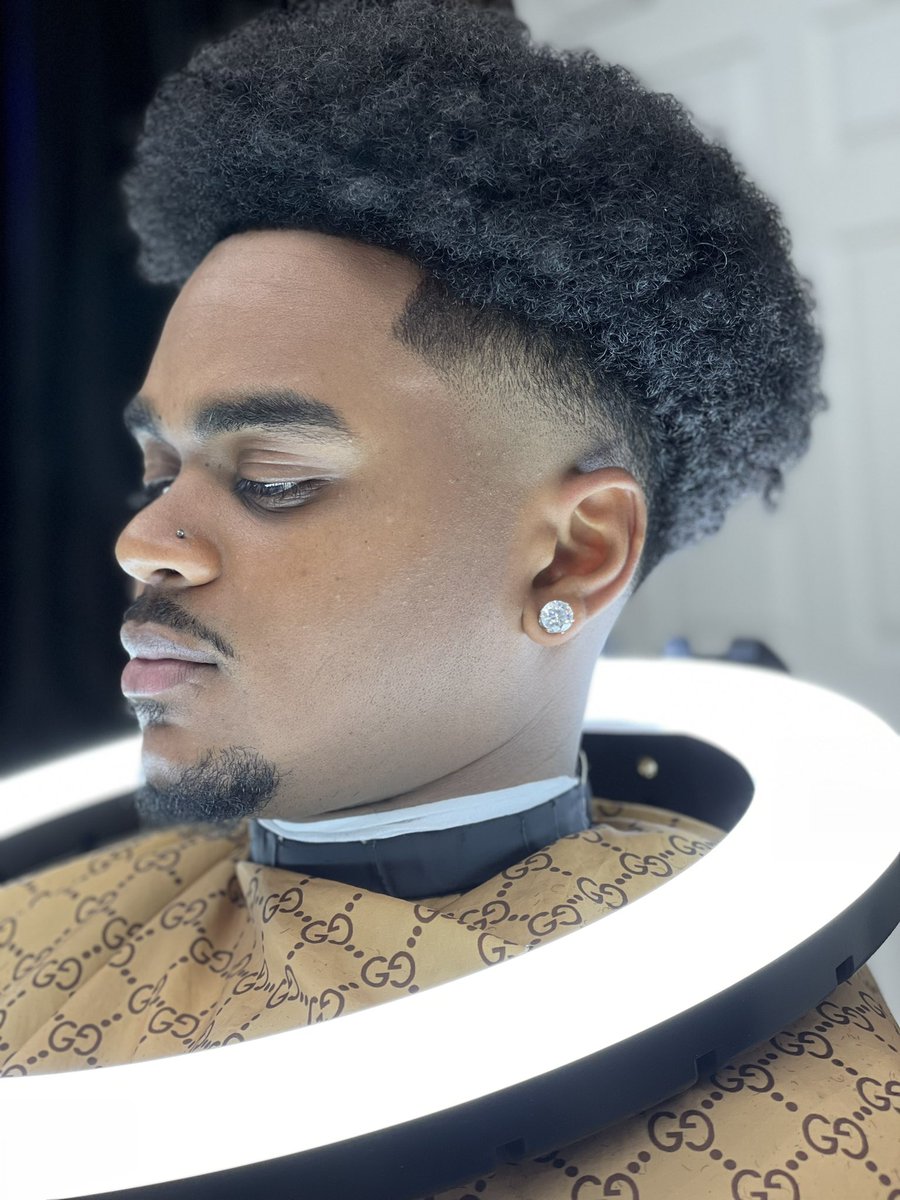 benzzoo_'s tweet photo. Need all my people from Toronto to turn me up and tap in with me, I’m a young barber from the city trynna get my name out💈Ig: @bd.blendz @benzo.ggm https://t.co/9ZI02S3mj1