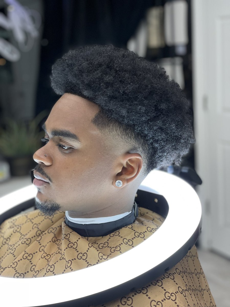 benzzoo_'s tweet photo. Need all my people from Toronto to turn me up and tap in with me, I’m a young barber from the city trynna get my name out💈Ig: @bd.blendz @benzo.ggm https://t.co/9ZI02S3mj1