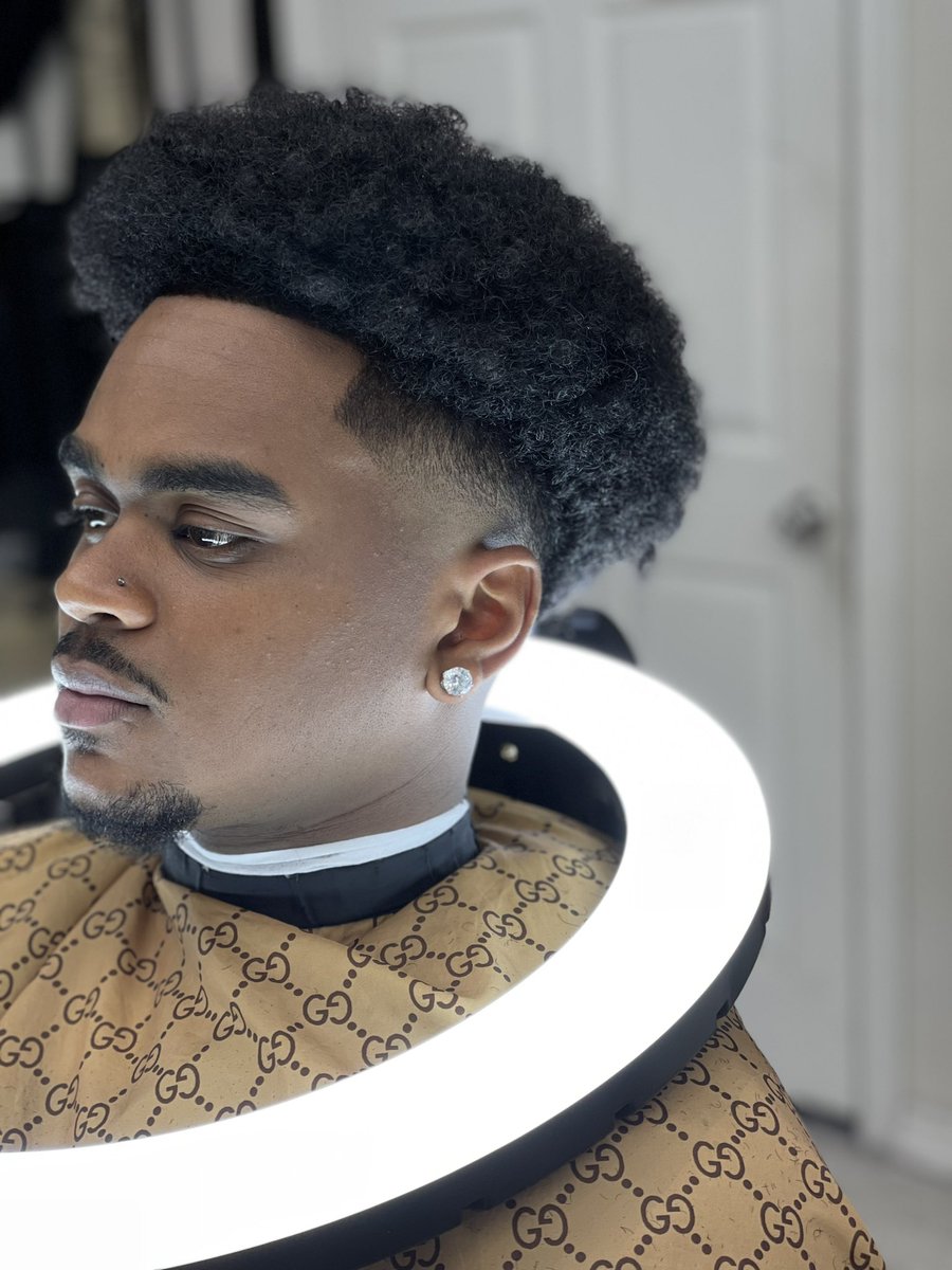 benzzoo_'s tweet photo. Need all my people from Toronto to turn me up and tap in with me, I’m a young barber from the city trynna get my name out💈Ig: @bd.blendz @benzo.ggm https://t.co/9ZI02S3mj1