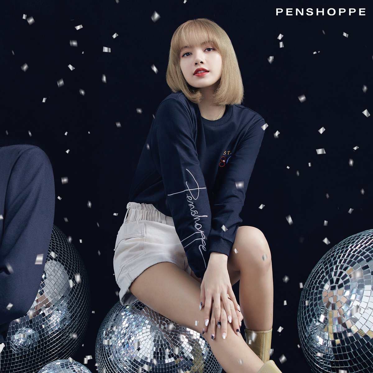 PENSHOPPE's tweet photo. A PENSHOPPE present that keeps on giving #LISA in this holiday-ready look! 💖

Cop this #PENSHOPPEpresents LISA look: https://t.co/GMaaKTIN72

Also available in Shopee, Lazada, Zalora, and select PENSHOPPE stores nationwide. https://t.co/wa0QLf660k