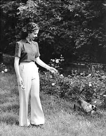 DamesandDogs's tweet photo. Leave it to #VivienLeigh to successfully walk a cat on a leash https://t.co/MDJdDte7AD