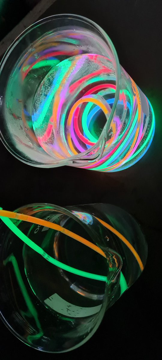 MissBee53111249's tweet photo. Investigating the effect of temperature on the brightness of glow sticks 🔴🟠🟢🔵🟣💡 https://t.co/oX2a2U8QLg