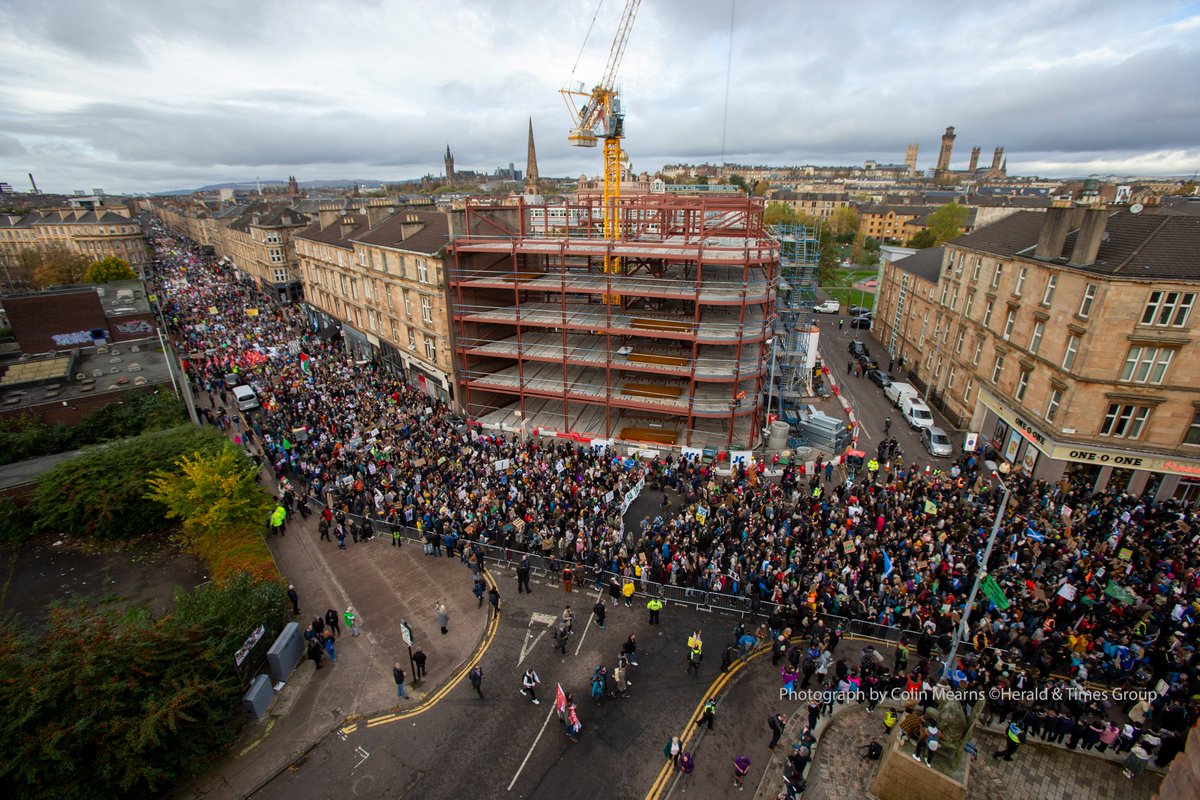 Kl_Stone's tweet photo. Die heutige #FridaysForFuture Demo in Glasgow war  ein eindrucksvoller Erfolg. Angaben zu den Teilnehmerzahlen schwanken zwischen sehr zurückhaltenden 25.000 über 70.000 bis 100.000. Nach den Bildern dürfte zumindest die mittlere Zahl realistisch sein

1/x
https://t.co/2tfv62aY77 https://t.co/qu7Uq8i242