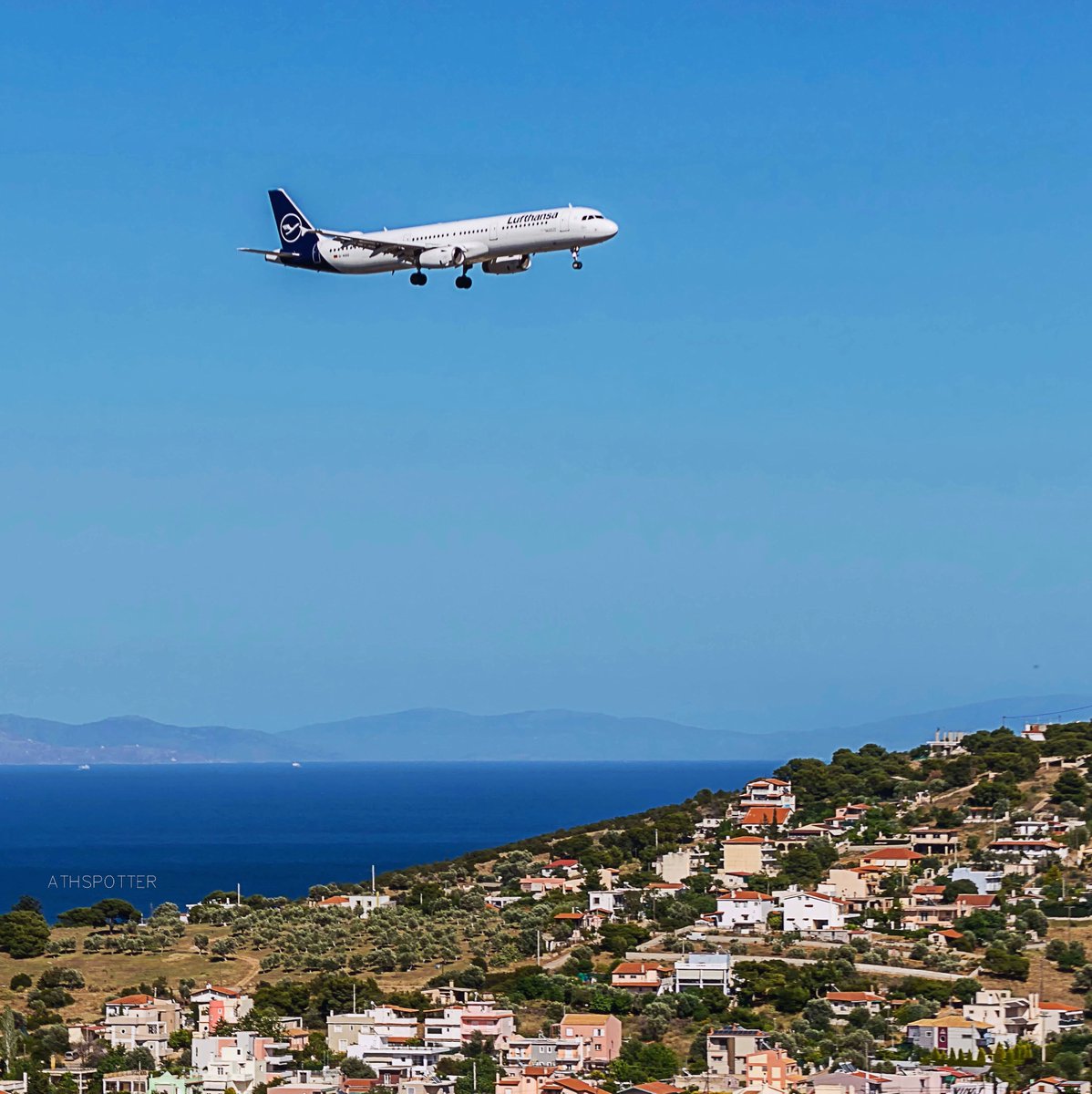 athspotter's tweet photo. It’s still summer here in Greece!🌞🌊Today was a really hot day, in Athens approximately 25 degrees Celsius‼️🥵
-
@lufthansa @lufthansaNews @LHTechnik @Lufthansa_DE @AirbusPRESS @Airbus @staralliance @ATH_airport
#A321 #lufthansa #lufti #LH #sea #airbus #ath #lgav #staralliance https://t.co/mQZc3b6uAc