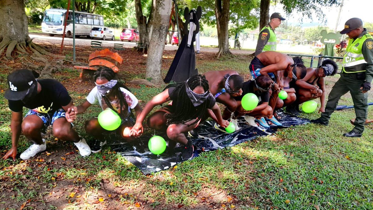 SeguridadCali's tweet photo. Nuestro equipo #PERLA y el equipo PRECI-TIPS de @policiaCali realizaron una jornada pedagógica con jóvenes en el club del Municipio, con el objetivo de promover la convivencia en los jóvenes a través de actividades ludicas y pedagógicas.

@AlcaldiaDeCali 
@CarlosSolerP https://t.co/ZlBpFYN0Hz