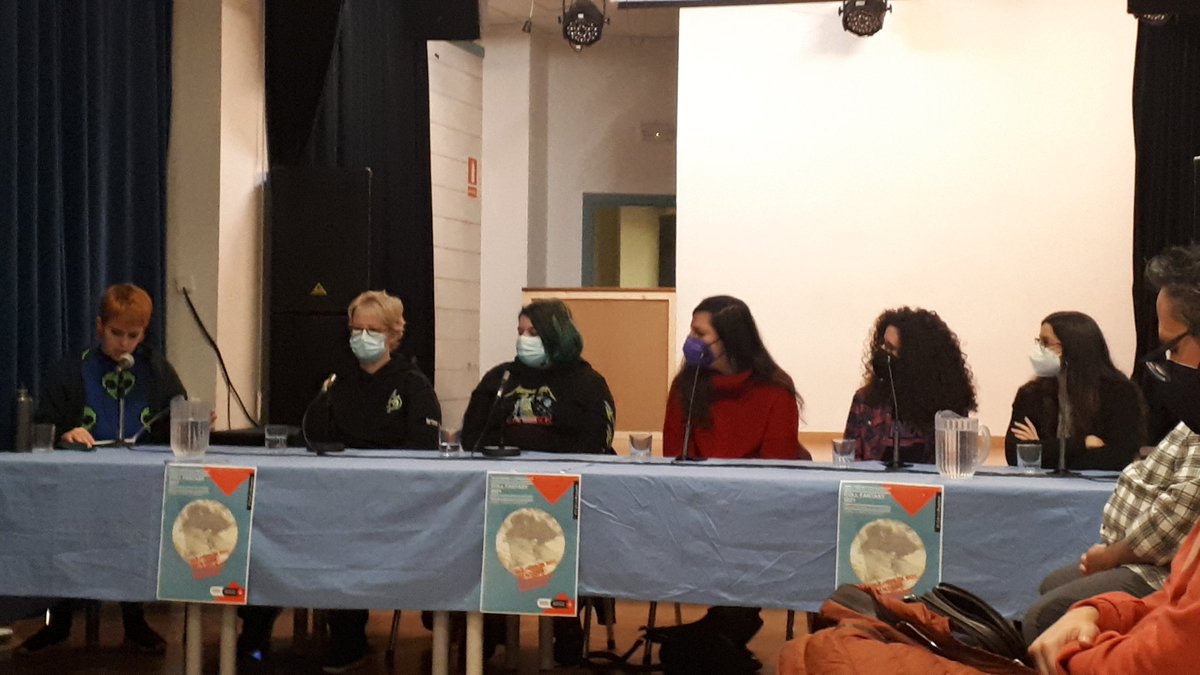 angelstomasgonz's tweet photo. Arrenca la 17è #CollFantasy 2021 al centre cívic #ElColl LaBruguera amb inauguració exposició i taula rodona 'Els jocs de rol amb perspectiva de gènere'. També aquí 💜💜. Taula de luxe. Força interessant. https://t.co/zifA7RREdf