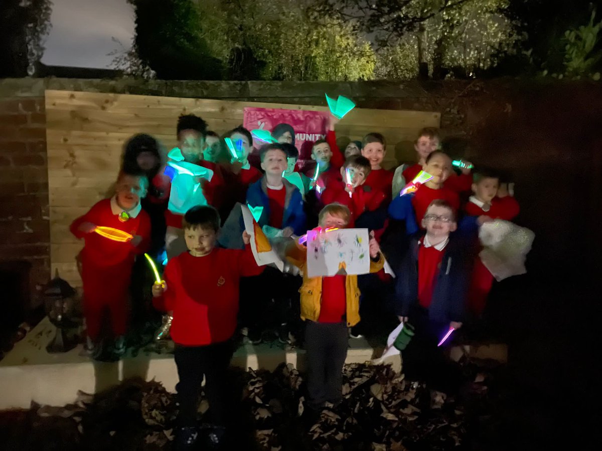 1greenockbb's tweet photo. Guy Fawkes themed night at Anchors and Juniors culminating In glow sticks in the church garden #BoysBrigade @LyleKirk_CofS https://t.co/f3Yw0oeTBV