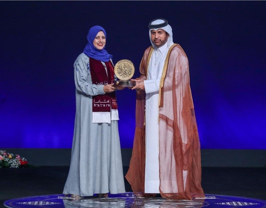 968news's tweet photo. نبارك للشاعرة العُمانية #بدرية_البدري تتويجها بالمركز الأول وحصدها لقب #شاعر_الرسول في الشعر الفصيح عن نصها "قنديل من الغار" في ختام الدورة الخامسة لـ "جائزة كتارا لشاعر الرسولﷺ" المقامة تحت شعار  تجمل الشعر بخير البشر" في دولة قطر. https://t.co/LCox0QZOCq
