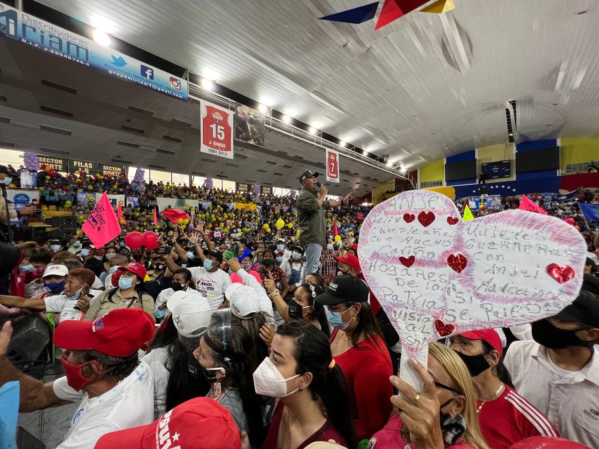 OviedoPSUV's tweet photo. (1/4) Lo que se respiró hoy en el gimnasio Hermanas González, fue amor del bueno de parte de las mujeres guayanesas.

#BienvenidosALaFilven2021
#VamosCiudadGuayana https://t.co/XRL3dVE91D