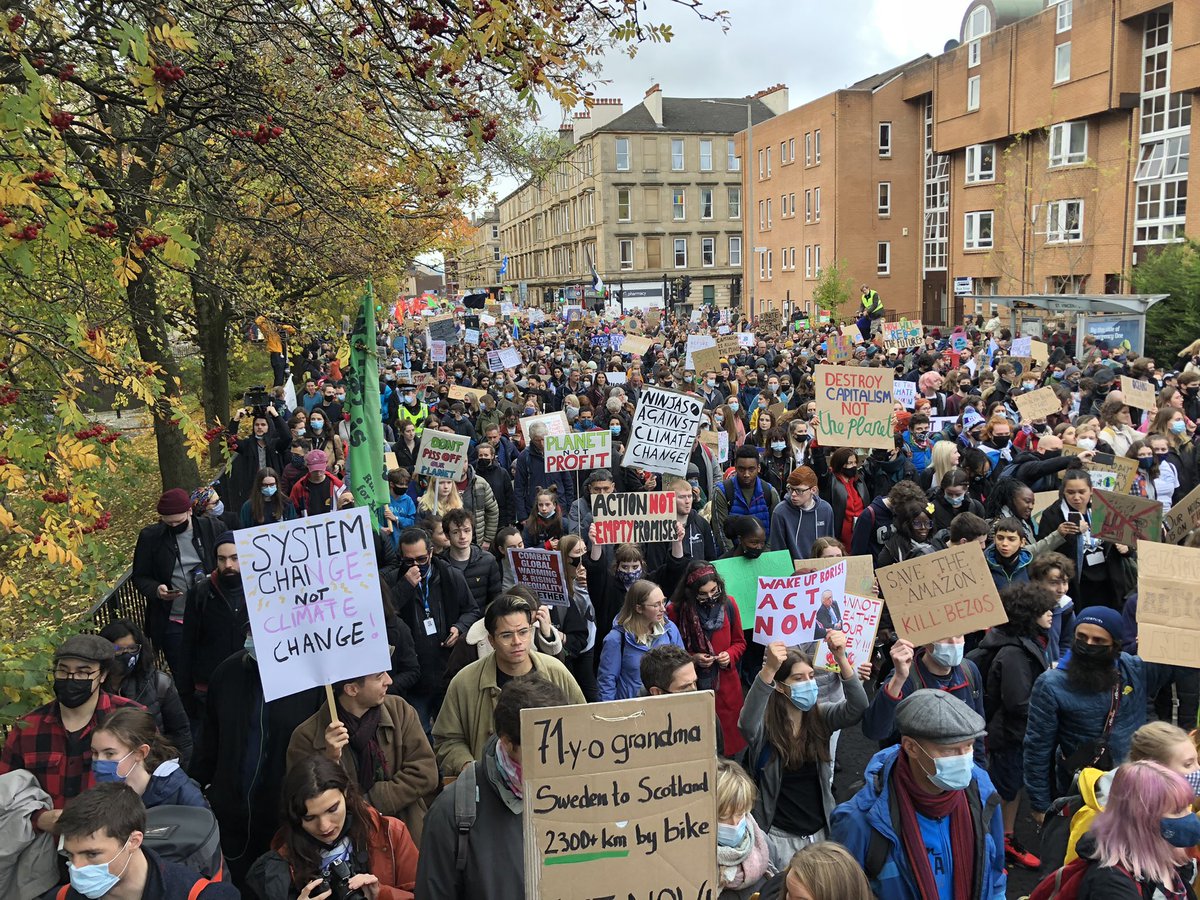 Kl_Stone's tweet photo. Die heutige #FridaysForFuture Demo in Glasgow war  ein eindrucksvoller Erfolg. Angaben zu den Teilnehmerzahlen schwanken zwischen sehr zurückhaltenden 25.000 über 70.000 bis 100.000. Nach den Bildern dürfte zumindest die mittlere Zahl realistisch sein

1/x
https://t.co/2tfv62aY77 https://t.co/qu7Uq8i242