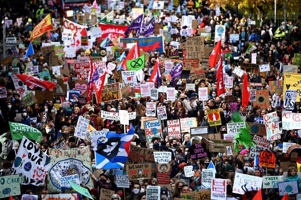 Kl_Stone's tweet photo. Die heutige #FridaysForFuture Demo in Glasgow war  ein eindrucksvoller Erfolg. Angaben zu den Teilnehmerzahlen schwanken zwischen sehr zurückhaltenden 25.000 über 70.000 bis 100.000. Nach den Bildern dürfte zumindest die mittlere Zahl realistisch sein

1/x
https://t.co/2tfv62aY77 https://t.co/qu7Uq8i242