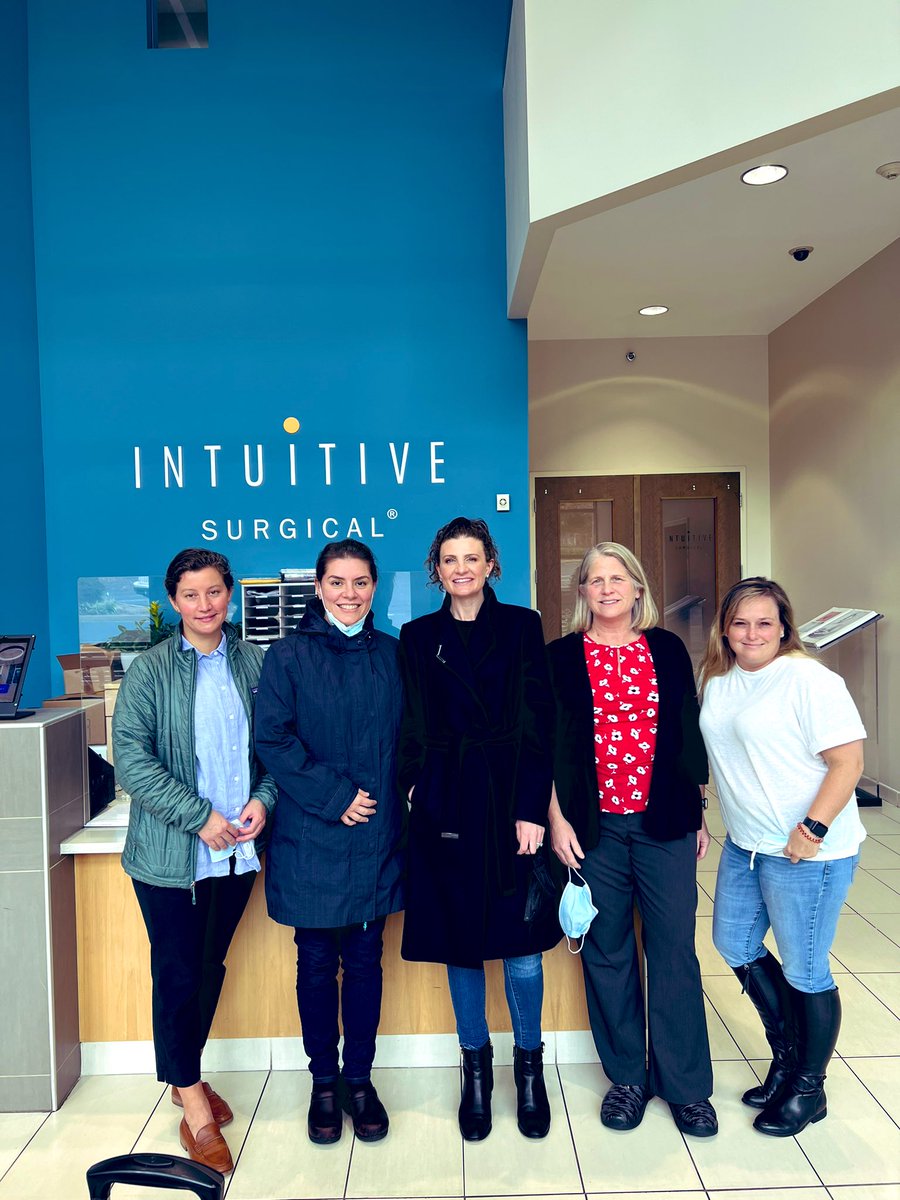 alisamae's tweet photo. I love teaching robotic surgery. I adore teaching as a female to an all female team! Great day @IntuitiveSurg #roboticsurgery #hernia #getoutofourway @chrysbuchanan https://t.co/oaR8bkVDYk