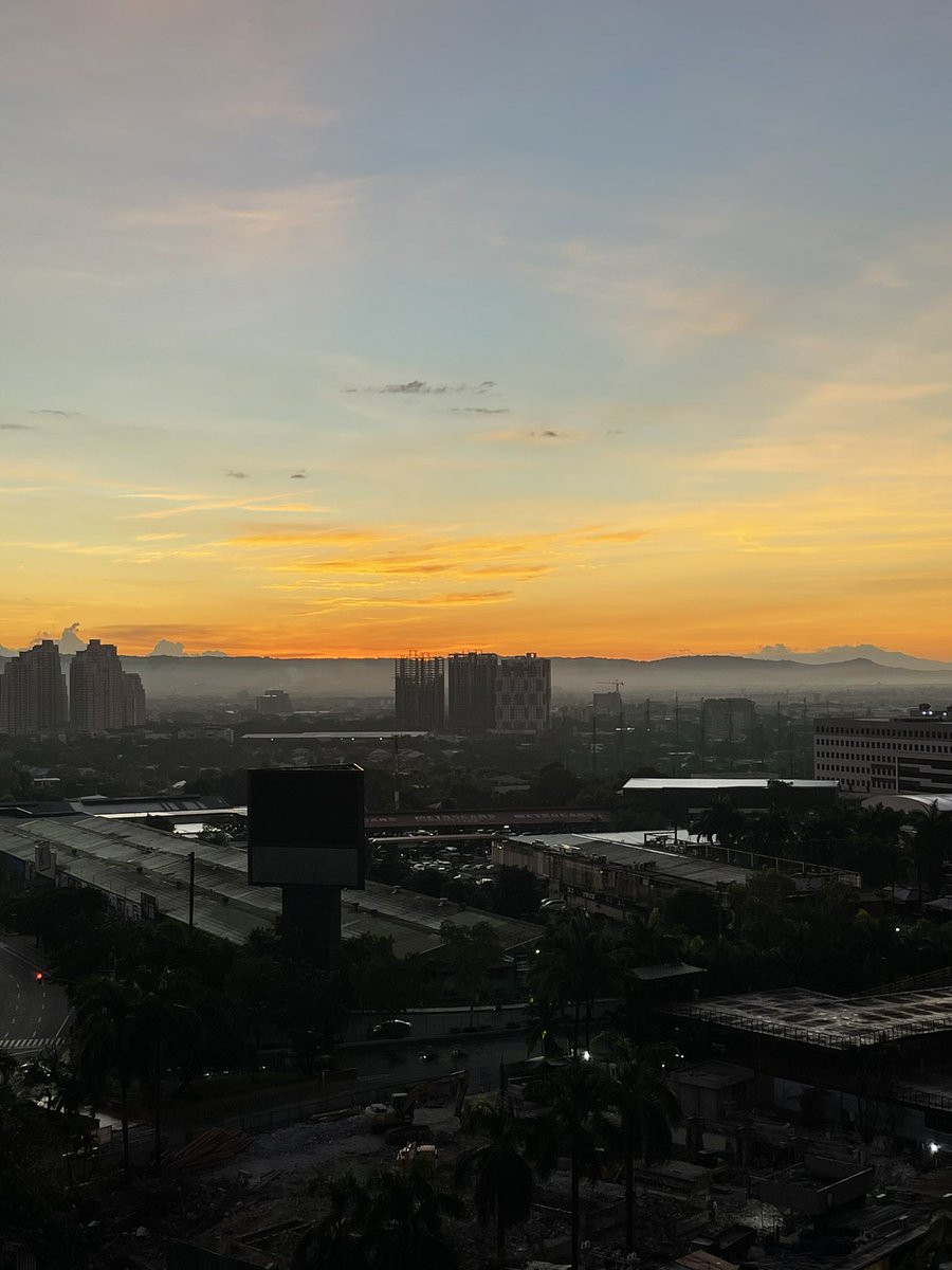 mannluzon's tweet photo. 545am Ortigas Center, Pasig City. Beautiful morning everyone... https://t.co/OzFHkjXIc4