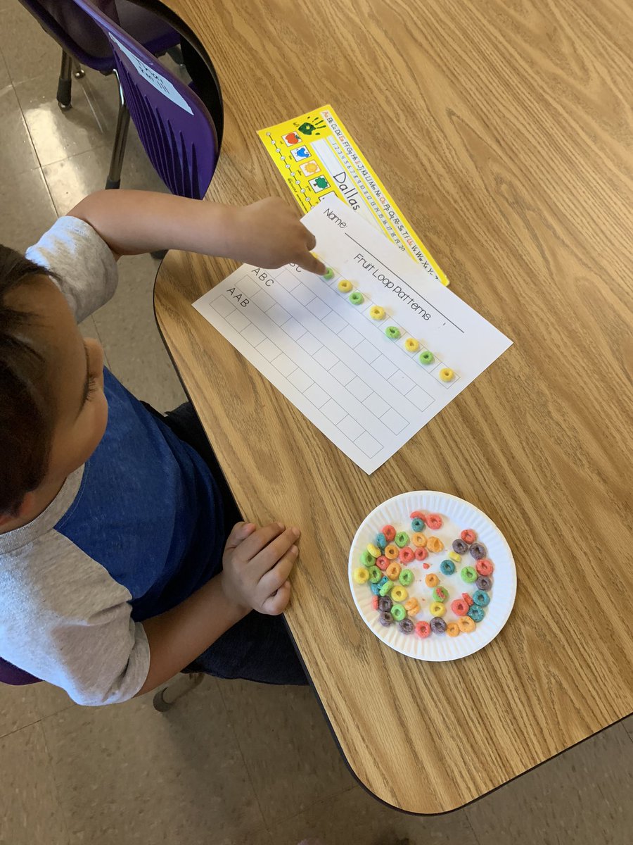 MsThaiWME's tweet photo. Making patterns are fun when fruit loops are involved 😝 #patterns #Kindergarten #engageYCSD #WMEStars https://t.co/lUvmhZKHx6