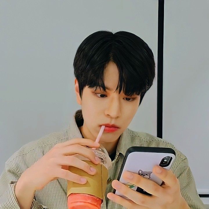 seungthyg's tweet photo. 🧋 https://t.co/Yop88oHH6u