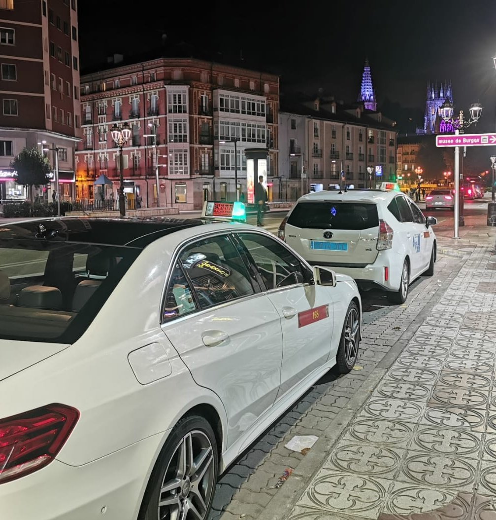 abutaxi's tweet photo. Da igual #Lunes o #Domingo.
#Noche o #mañana.
Nosotros estaremos esperando los 365 días las #24hor 
☎️ 947 277 777 
📲 #app #abutaxi 
📧 https://t.co/XvQNcT1hvA 
Tu #taxi de toda la vida en #Burgos https://t.co/VqXZlmRrW2