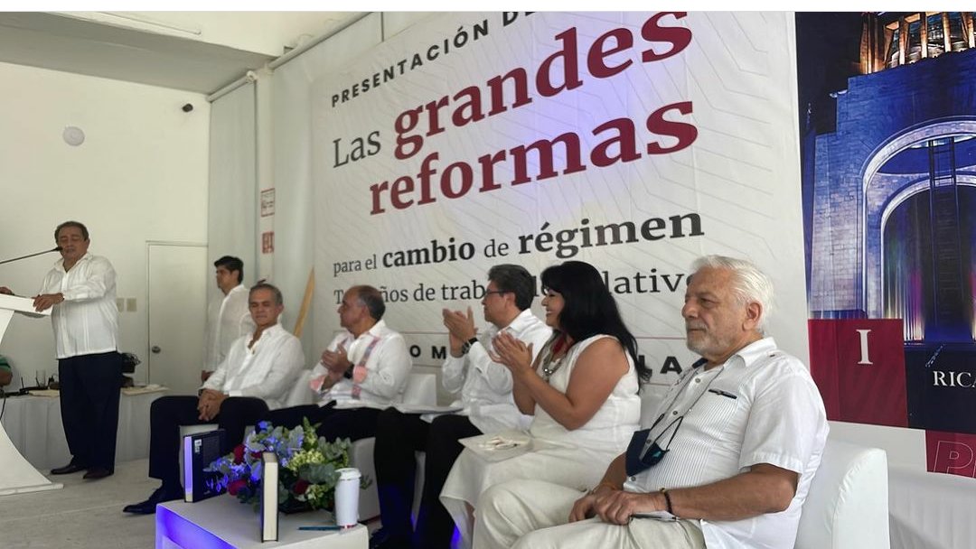 Acudí a la presentación del libro "Las grandes reformas para el cambio de régimen" escrito por el senador <a href="/RicardoMonrealA/">Ricardo Monreal A.</a> 

Un gusto saludar al amigo secretario de gobierno de Guerrero