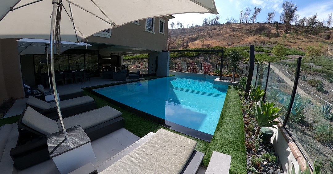 GotSplash's tweet photo. Come on...How gorgeous is this modern backyard paradise! We were lucky to build the stunning rim flow swimming pool. What’s your favorite part of this backyard?
.
.
#pooldesign #swimmingpool #luxurypool #backyarddesign #SouthernCalifornia https://t.co/pAY9H2oITZ