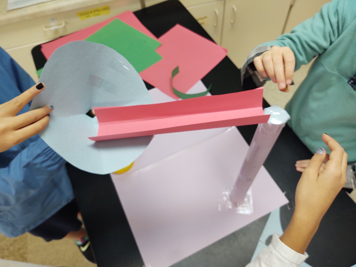 CM2Cedric's tweet photo. ✂️Nouveau projet au #MakerSpace @FAISPDX : 🏁"La course à la bille". 🧐Le défi consiste à utiliser des machines simples à l’aide de papier et de scotch pour réaliser un parcours dans lequel une bille circule. #Marblecourse #Marblerun https://t.co/o5AaXu8gTi