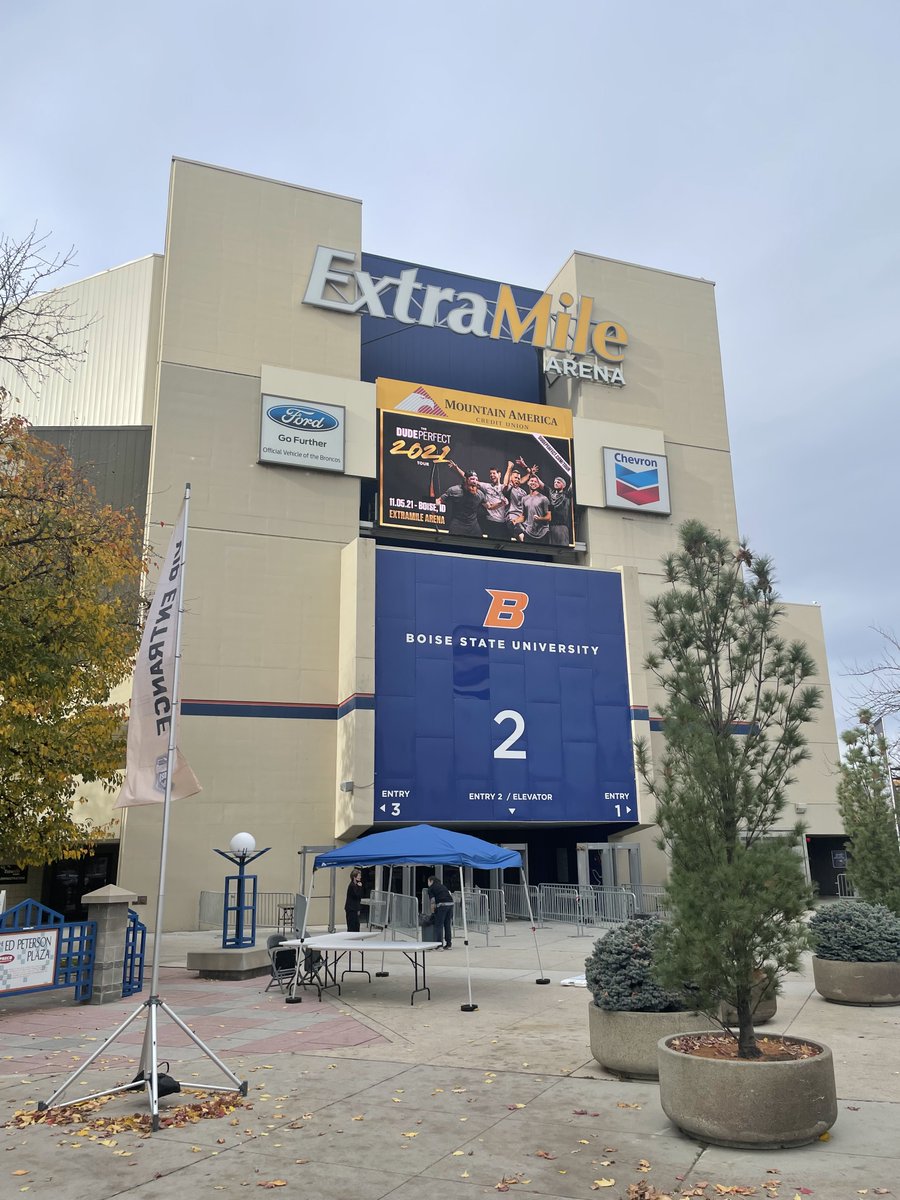 klarkkent06's tweet photo. @DudePerfect is on the scene in @extramilearena at #BoiseState. Don’t miss out! #GoBroncos #DudePerfect https://t.co/AUzAU0oqIy