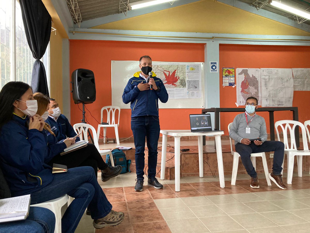 UNGRD's tweet photo. #AEstaHora en el corregimiento de #Mapachico, #Pasto, Lina Dorado, subdir. de Conocimiento del Riesgo y @GuilleVelGra subdir. de Reducción del Riesgo, socializan con la comunidad, los estudios de riesgo de la Zona de Amenaza Volcánica Alta 1, 3 y M para Pasto, Nariño y La Florida https://t.co/5TOxc7ARdG