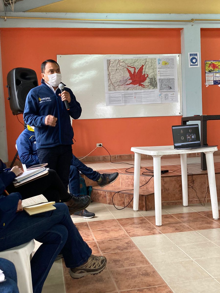 UNGRD's tweet photo. #AEstaHora en el corregimiento de #Mapachico, #Pasto, Lina Dorado, subdir. de Conocimiento del Riesgo y @GuilleVelGra subdir. de Reducción del Riesgo, socializan con la comunidad, los estudios de riesgo de la Zona de Amenaza Volcánica Alta 1, 3 y M para Pasto, Nariño y La Florida https://t.co/5TOxc7ARdG