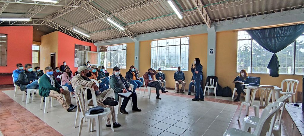 UNGRD's tweet photo. #AEstaHora en el corregimiento de #Mapachico, #Pasto, Lina Dorado, subdir. de Conocimiento del Riesgo y @GuilleVelGra subdir. de Reducción del Riesgo, socializan con la comunidad, los estudios de riesgo de la Zona de Amenaza Volcánica Alta 1, 3 y M para Pasto, Nariño y La Florida https://t.co/5TOxc7ARdG