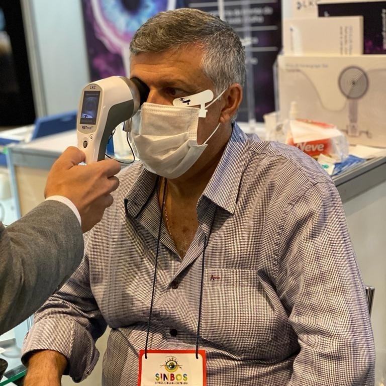 BrasilOculus's tweet photo. Visita ilustre do Presidente do BOS, Sérgio Gabriel no stand da OCULUS durante o Sinbos, que aproveitou o momento e verificou a retina com o RETeval - O único dispositivo portátil de avaliação funcional e objetiva da retina.
#retina #oftalmologia #neuroftalmologia #reteval https://t.co/0aEmlqJ8bp