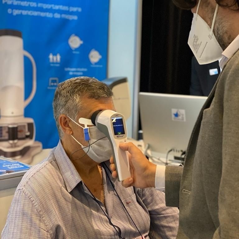BrasilOculus's tweet photo. Visita ilustre do Presidente do BOS, Sérgio Gabriel no stand da OCULUS durante o Sinbos, que aproveitou o momento e verificou a retina com o RETeval - O único dispositivo portátil de avaliação funcional e objetiva da retina.
#retina #oftalmologia #neuroftalmologia #reteval https://t.co/0aEmlqJ8bp