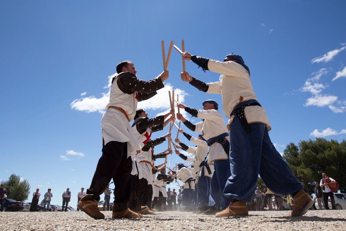 balldebastons's tweet photo. Hoy toca seguir con los dances que nos acompañaron des de Aragón. Es el turno del Dance de embajadores de Robres.
¡Más información en la página web oficial del congreso!
#congresbdb #balldebastons @Adifolk_oficial @cultpopular_cat @DPHuesca https://t.co/yR0tQzFFrY