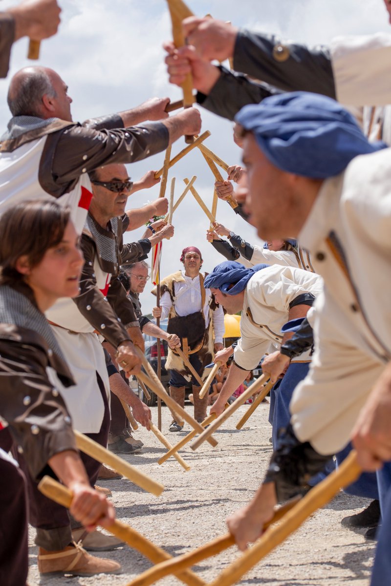 balldebastons's tweet photo. Hoy toca seguir con los dances que nos acompañaron des de Aragón. Es el turno del Dance de embajadores de Robres.
¡Más información en la página web oficial del congreso!
#congresbdb #balldebastons @Adifolk_oficial @cultpopular_cat @DPHuesca https://t.co/yR0tQzFFrY