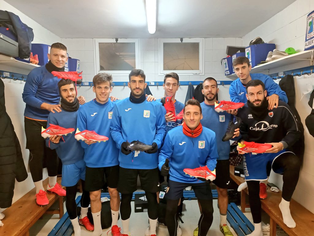d93mtz's tweet photo. ¡Muchas gracias @afefutbol! ¡Un año más, preparados! @piojojht 👏⚽️👟
#ConLasBotasPuestas
#AFEFútbol
#UnidosSomosMásFuertes https://t.co/JuLoGG7YMy