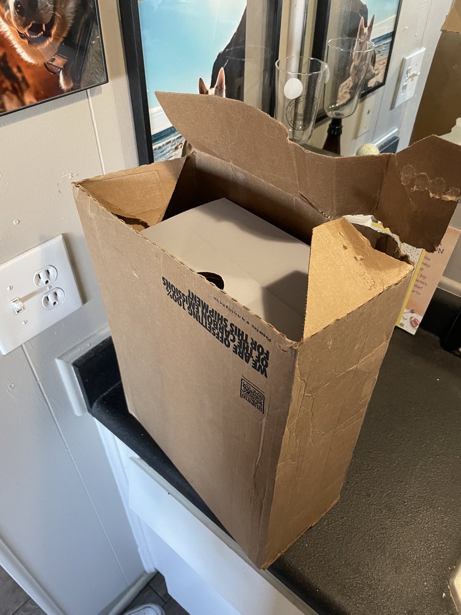 alex__werth's tweet photo. ⁦@FedEx⁩ is even checking white AF-1s nowadays…. ⁦@snkr_twitr⁩ https://t.co/4KwPTMZFfn