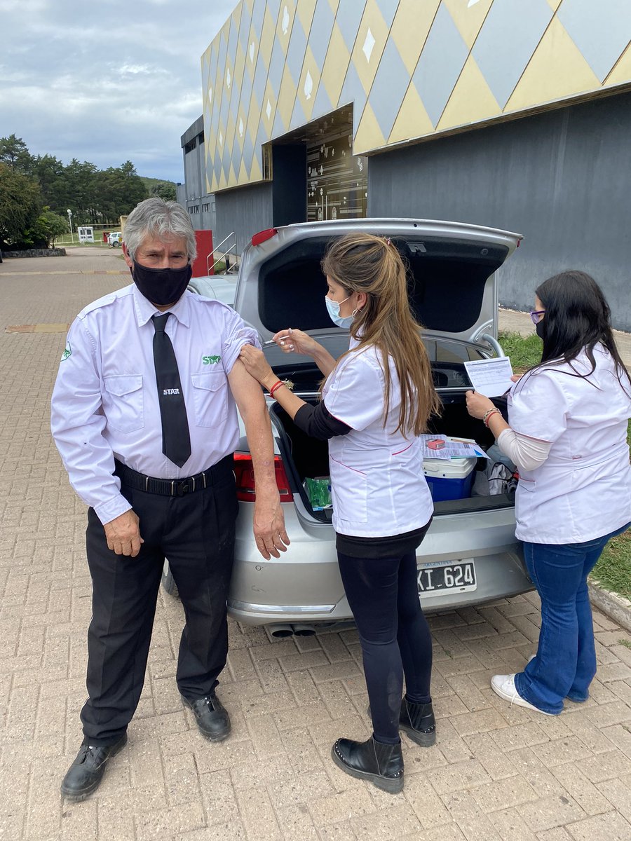 2511Marie's tweet photo. Hoy continuamos vacunando a nuestros compañeros en la Delegación de Río 3, en sus domicilios y visitando los objetivos. Llevando la vacuna #COVID19 a todos los lugares de la provincia. #Custodiandotusalud @GustavoPedrOk @suvicoarg https://t.co/3jPaEnvKhQ