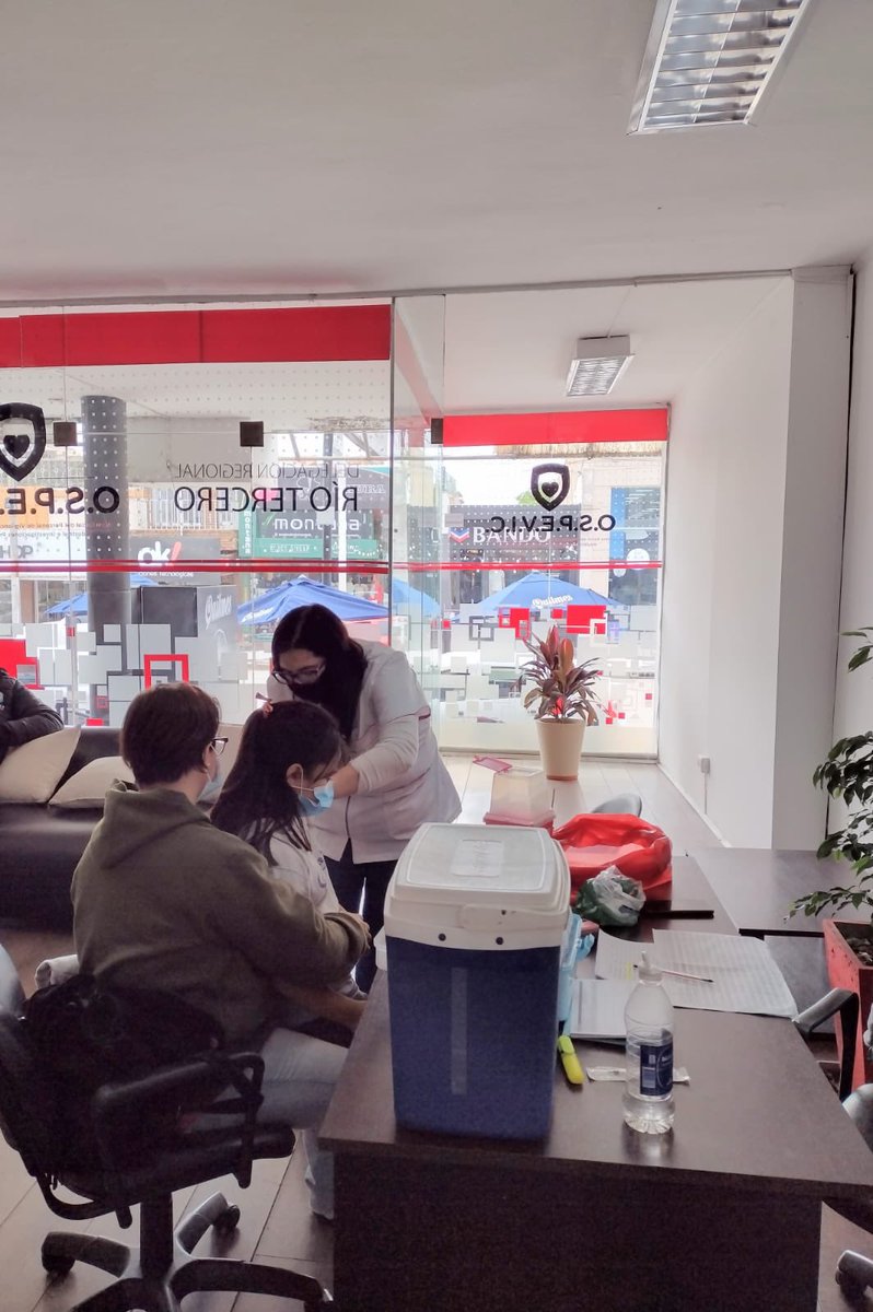 2511Marie's tweet photo. Hoy continuamos vacunando a nuestros compañeros en la Delegación de Río 3, en sus domicilios y visitando los objetivos. Llevando la vacuna #COVID19 a todos los lugares de la provincia. #Custodiandotusalud @GustavoPedrOk @suvicoarg https://t.co/3jPaEnvKhQ