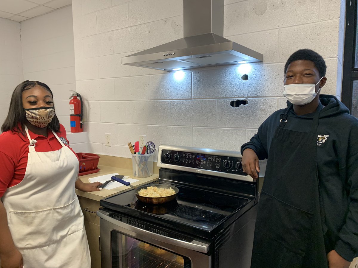 JAndrewsTN's tweet photo. Visited @HustlinTigers @HCSfutureready institutes yesterday + the phenomenal @howard_connect with #LeadershipHCS.  Talking with students about their experience was good for my soul and I’m beyond impressed. Opportunities abound in our public schools!!! #nursing #culinaryarts https://t.co/kEMjFzEx3M